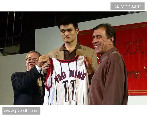 姚明谈詹姆斯：两位篮球巨星的对比与启示