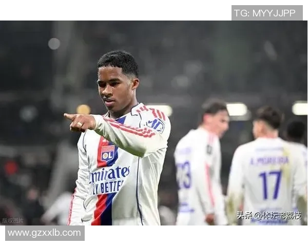 世界杯经典对决：里昂逆转国米4-3争议判罚引发全场热议